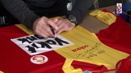 Okan Buruk, depremzedeler yararına futbolculuk yıllarından imzalı 2 forma bağışladı