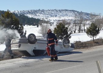 TAKLA ATAN OTOMOBİLDEKİ 2 KİŞİ YARALANDI