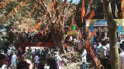 Descargar video: गुप्तवाड़ा महादेव में भक्तों का उमड़ा जनसैलाब