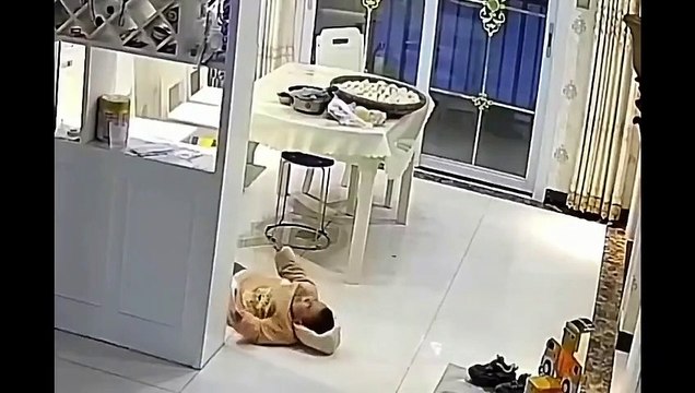 Papa arrive au secours de bébé... enfin presque