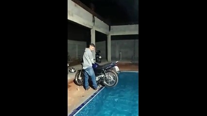 Quand tu veux drifter à moto sur la piscine