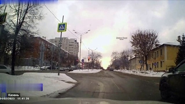 Mauvais karma pour ce conducteur trop pressé... police