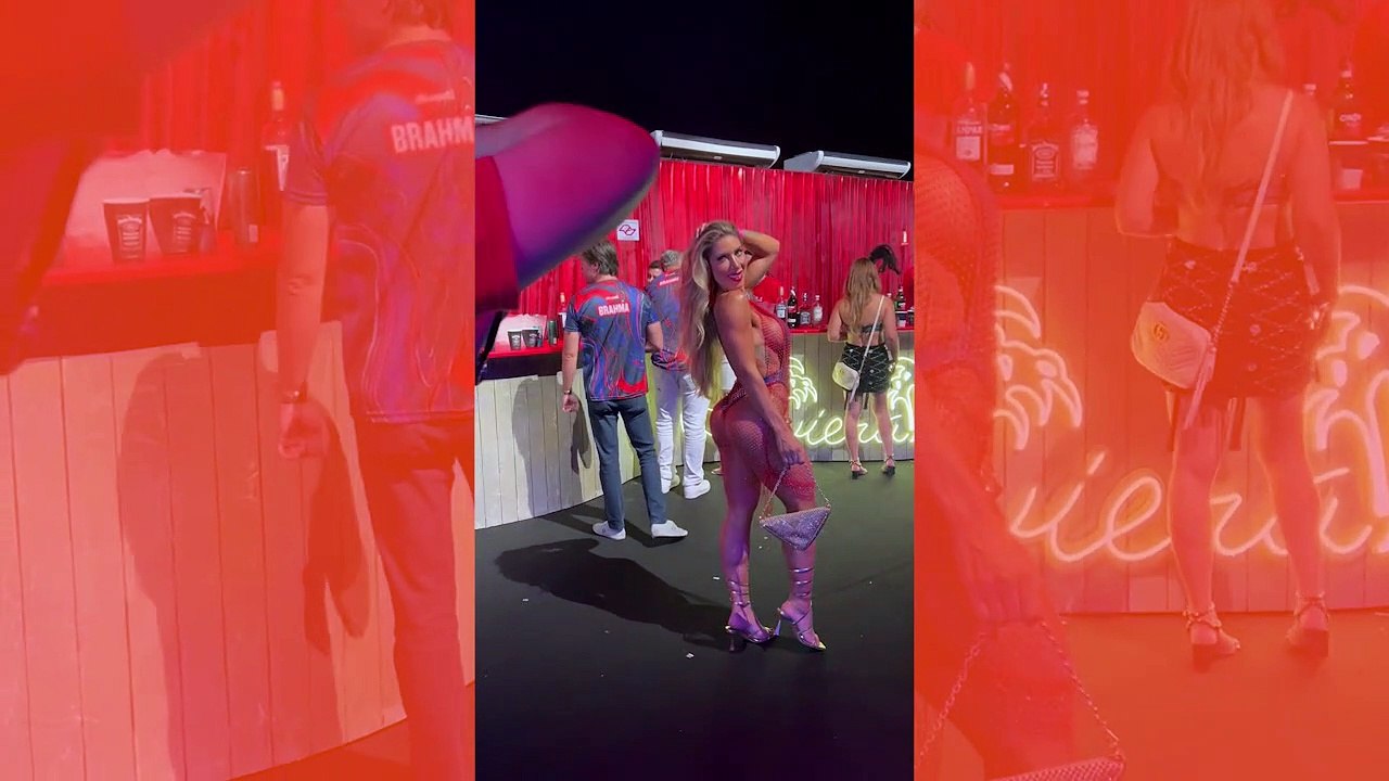 Solteira, Tati Minerato curte primeira noite de Carnaval com quase tudo de fora