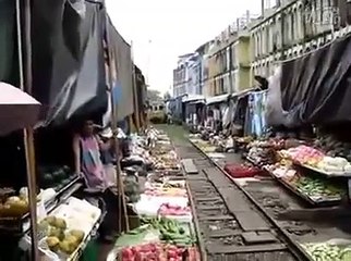 Böylesi Görülmedi! Pazarın Ortasından Tren Geçiyor