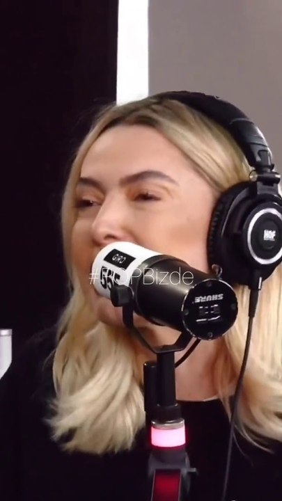 Yardım kampanyasına katılan Hadise, duygularını dile getirirken gözyaşlarına hakim olamadı