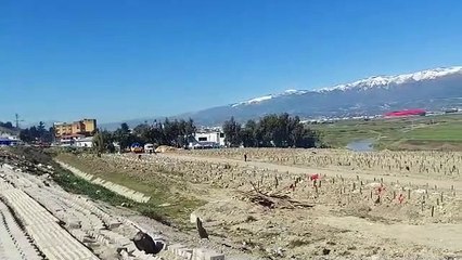 Hatay kayıplarını defnediyor: Narlıca'daki toplu mezarda iş makineleriyle mezar kazılıyor