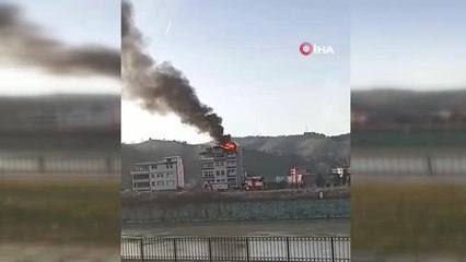 Trabzon'da ilçesinde 5 katlı evin çatısın alevlere teslim oldu