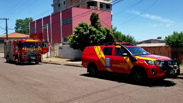 Após atearem fogo em objetos, moradores não conseguem apagar as chamas e acionam Bombeiros