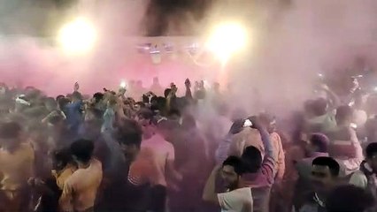 Descargar video: राम नगरी में दूल्हा बनकर निकले भोलेनाथ के अद्भुद बाराती, भभूत के साथ उड़ाए गए अबीर गुलाल