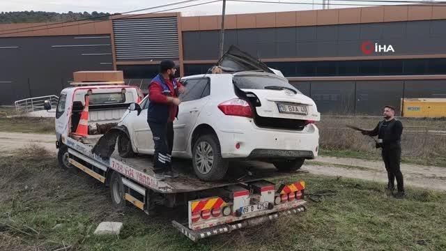 Köpeğe çarpmamak için manevra yapan sürücü karşı şeride uçtu