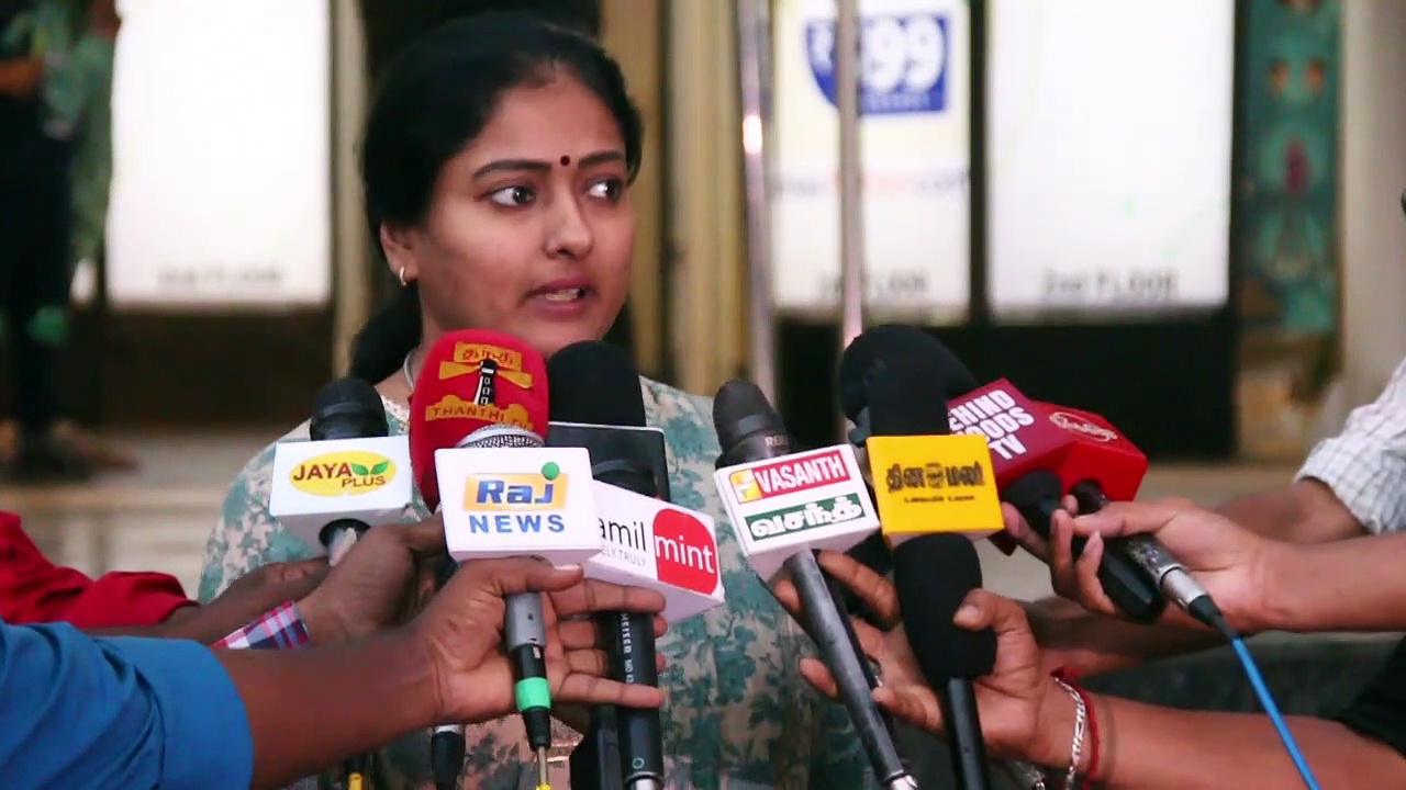 அண்ணாமலை பகாசூரன் படத்தை 100 முறை பார்க்கணும்!.. குஷ்பு, வானதி ஏன் பேசல.? கடுப்பான காயத்ரி ரகுராம்