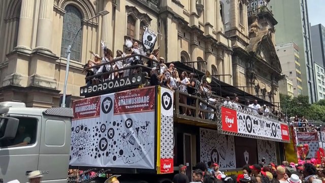 Multitudinarias comparsas callejeras ponen a vibrar nuevamente al Carnaval de Brasil