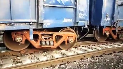 पटरी से उतरे कोयले से भरे चार वैगन