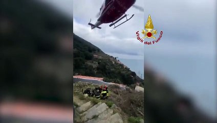 La Spezia, l'elicottero dei vigili del fuoco a Schiara