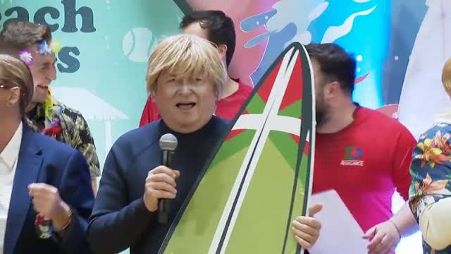 Andoni Ortuzar se pone peluca para celebrar el carnaval del PNV en Bilbao