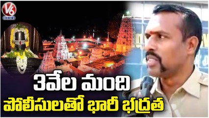 Teenmaar Chandravva Interaction With CI At Vemulawada  Temple _ V6 News (1)