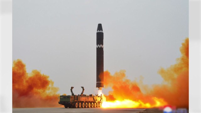 北 어제 화성-15형 발사...고도 5천여km·989km 비행 / YTN