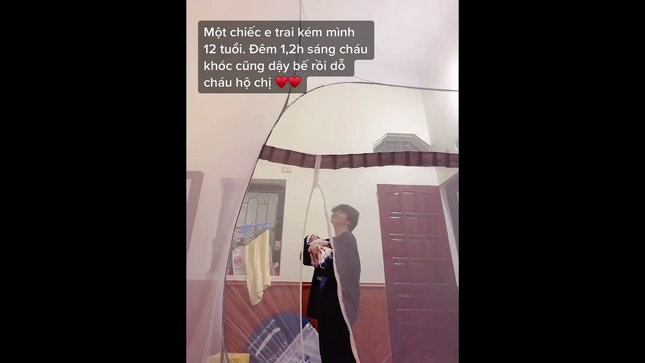 Chị gái khoe em trai hiểu chuyện, đêm nào cũng thức chăm con cùng mình