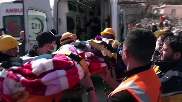 Desperate searches as quake toll passes 46,000