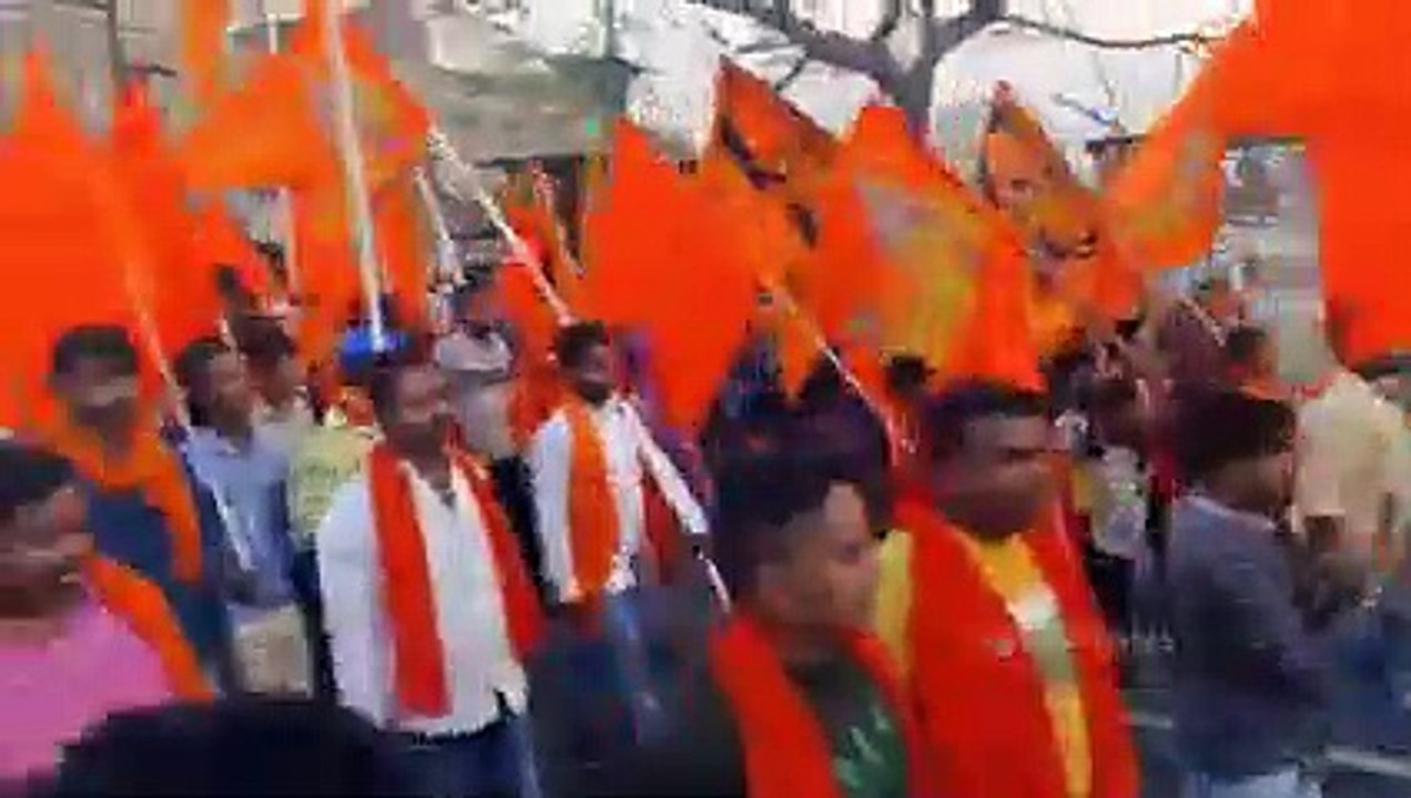 किसी_का_नीला_किसी_का_पीला_किसी_का_झंडा_लाल_है_इस_भगवे_को_रोक_सके_वो_कौन_माई_का_लाल_है(240p)
