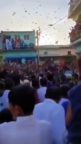 Viral Video: திருமண விழாவில் மழை போல் வாரி இறக்கப்பட்ட 100, 500 ரூபாய் நோட்டுகள்