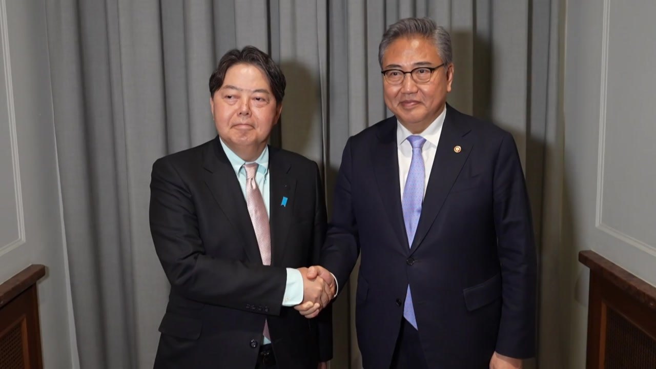 한일 외교장관, 강제징용 해법 논의...박진 "日의 정치적 결단 촉구" / YTN