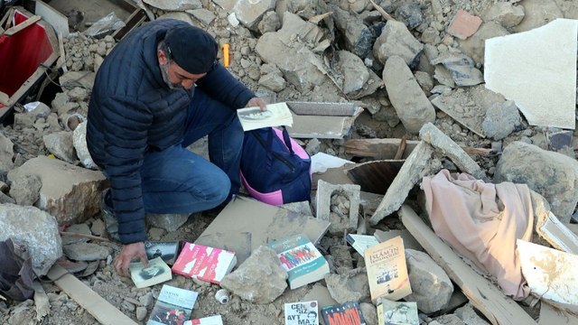 Anne ve babasını depremde kaybeden kepçe operatörü enkaz kaldırma çalışmalarında