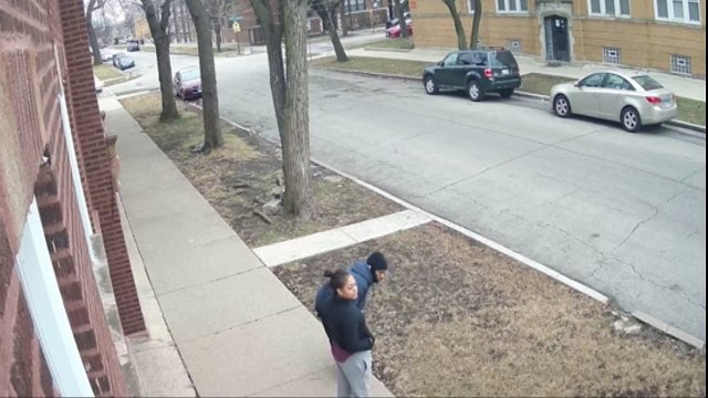 Homem tenta roubar arma de policial feminina de folga e acaba morto