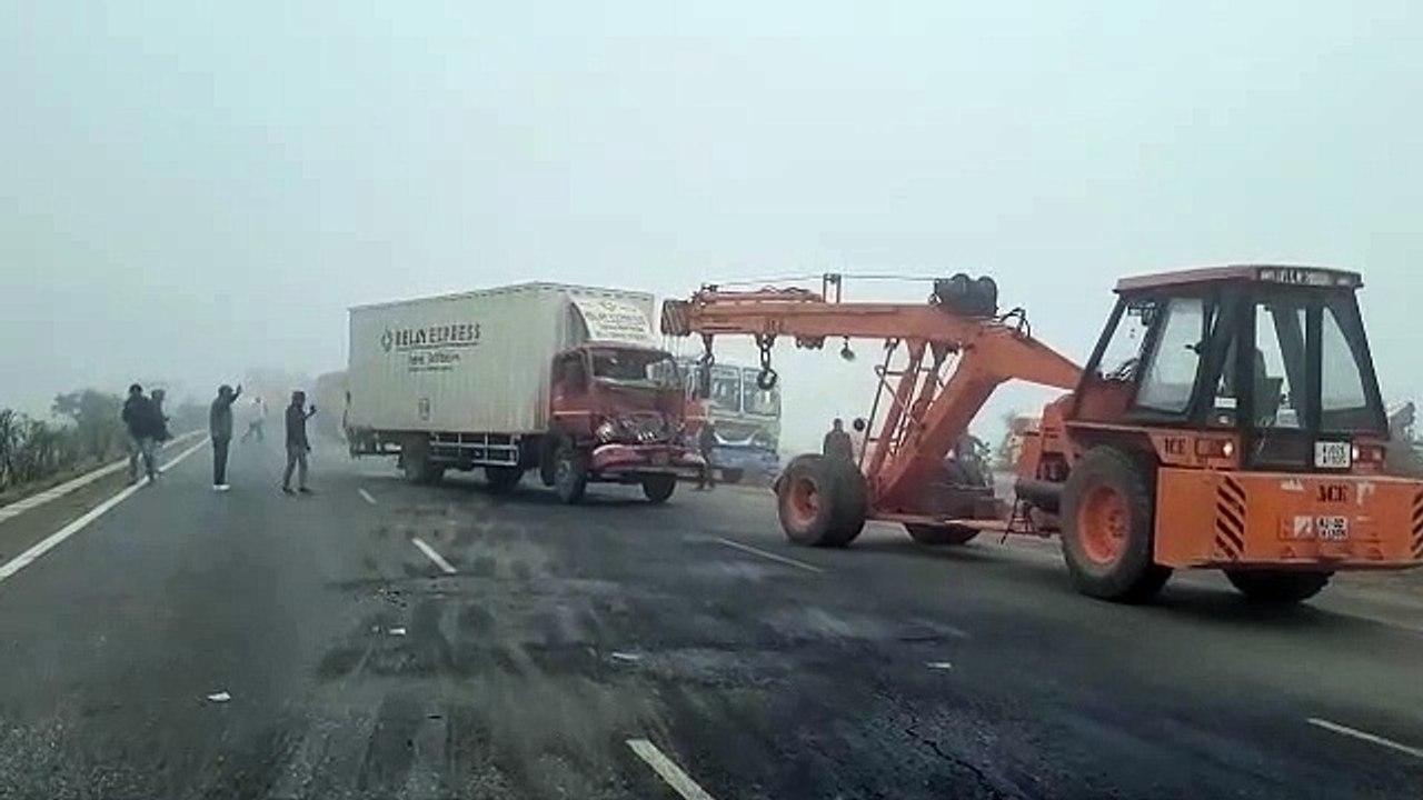 घने कोहरे के कारण एक आधा दर्जन वाहन आपस में भिड़े ,देखे वीडियो