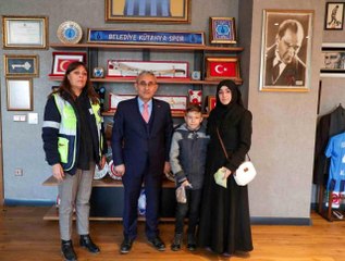 Kumbarasını depremzedelere bağışlayan Ömer Faruk'a Başkan Işık'tan jest