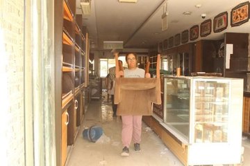 HASAR GÖREN BİNADAKİ PASTANEDEN SAĞLAM EŞYALARI ÇIKARDILAR