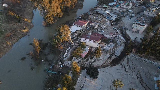 Deprem köyü ikiye böldü, evler nehre kaydı