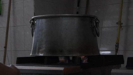 Mersin'de Cemevinde Pişirilen Yemekler, Kilisede Kalan Depremzedelere İkram Ediliyor