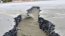 Sahil yolu depremde çöktü, büyük yarıklar oluştu