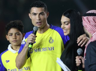 ابن رونالدو يتجول في أسواق الرياض بالزي السعودي