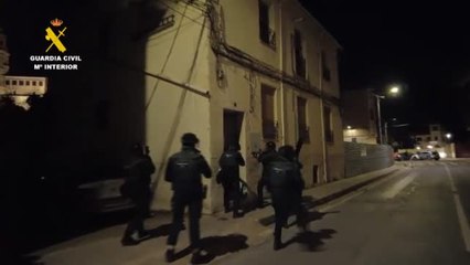 Télécharger la video: La Guardia Civil detiene a nueve personas por favorecer el empadronamiento fraudulento de migrantes en situación irregular