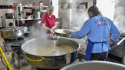 Cemevi’nde pişiyor, kilisede depremzedelere ikram ediliyor