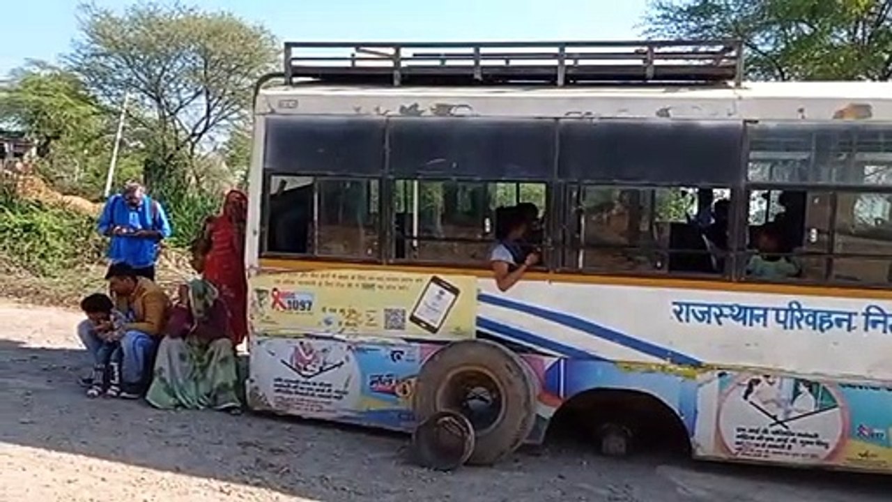 चलती रोडवेज बस के दोनों पहिए निकले, 39 यात्री थे सवार