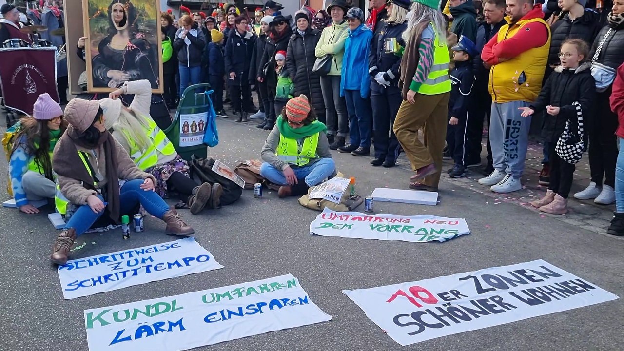 Faschingsumzug und Klimaproteste in Kundl