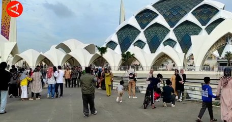 Скачать видео: Libur Isra Miraj, warga berwisata religi di Masjid Raya Al Jabbar