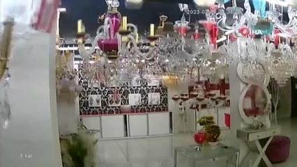 Depremin şiddeti avize dükkanındaki güvenlik kamerasına böyle yansıdı