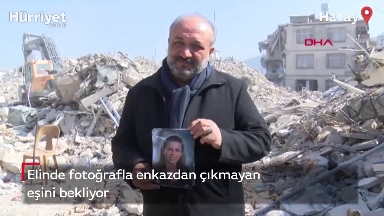 Günlerdir elinde fotoğrafla enkazın altında olan eşi Ayşegül'ün kurtarılmasını bekliyor!