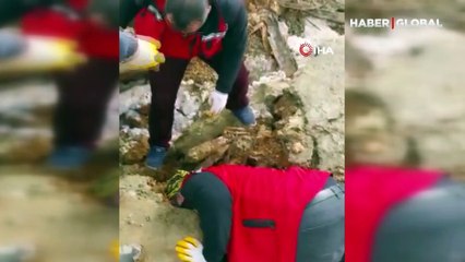 322 saat sonra enkazdan, iki koyun ve bir kuzu canlı olarak çıkarıldı