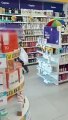 Crianças furtam grande quantidade de produtos em farmácia e ‘tiram onda’ com funcionários