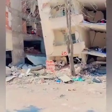 Hatay'da enkazların üzerine yazılan ve enkaz altında kaç kişi olduğunu belirten yazılar yürek burktu: ''4 yetişkin 2 çocuk.''