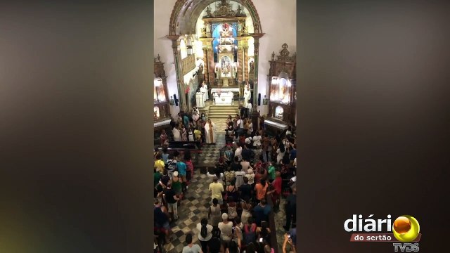 Padre leva fiéis a cantar música carnavalesca durante a celebração de uma missa
