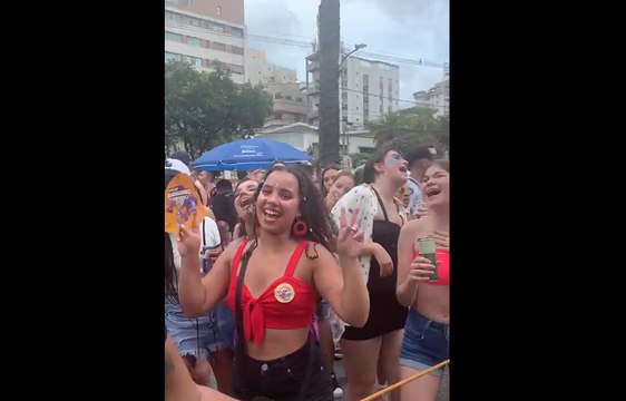 Foliões cantam Baby , de Justin Bieber, no bloco Filhos da PUC