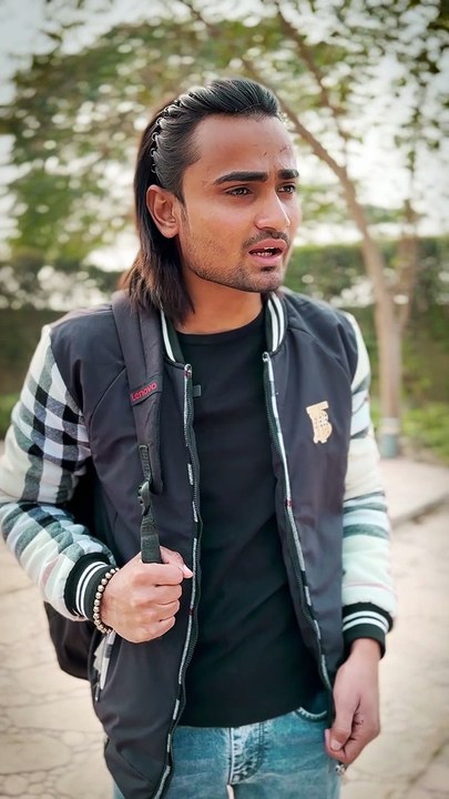स्कूल की लड़की अपने कपड़े उतार रही है