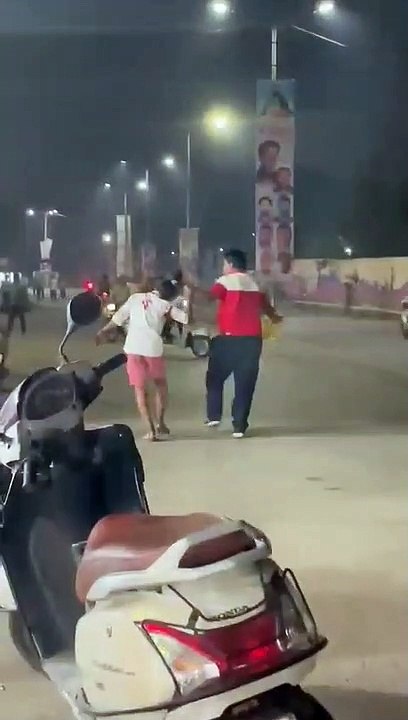 मां से मांगा नाबालिग बेटी का हाथ, इनकार किया तो एक हाथ में गंडासा और दूसरे हाथ से लड़की को सड़क पर घसीटते हुए ले गया...
