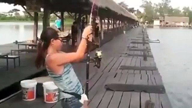 Kadının yakaladığı balığı görenler balığı bıraktılar!